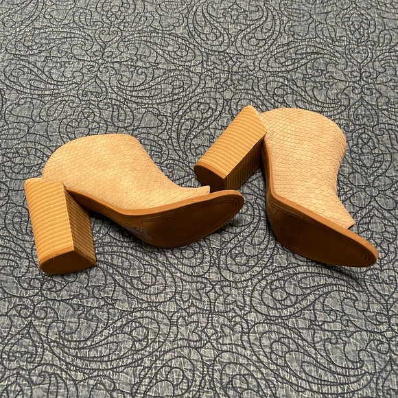 Express Heels - Picture 3 of 3